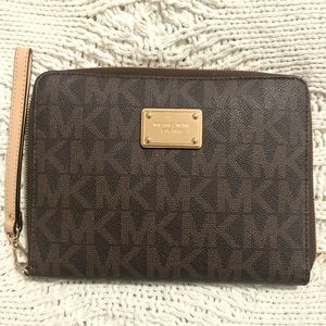 MICHAEL KORS WRISTLET (LARGE) BROWN